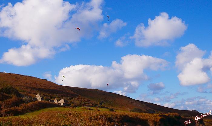 Aile volante au dessus des ruines de la Cotentine