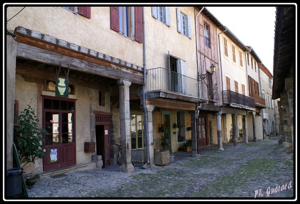maisons place de lagrasse