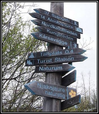 Par oÃ¹ partir ?
panneaux de flÃ¨chage au Parc National d'Abisko (SuÃ¨de)
Keywords: abisko;suÃ¨de